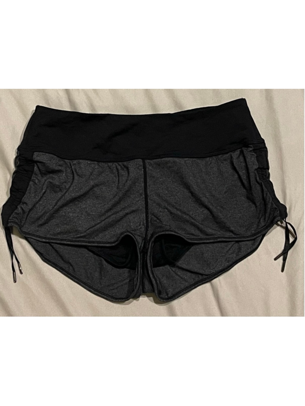 Lululemon Women’s Hot Move Short, Size 4, 1 3/8” inseam, EUC